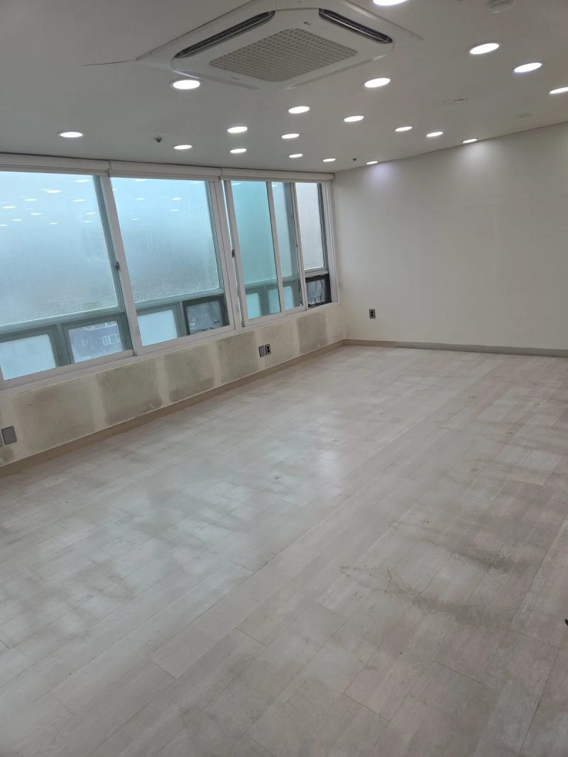 벽면에 붙박이 캐비닛이 설치된 좁은 방