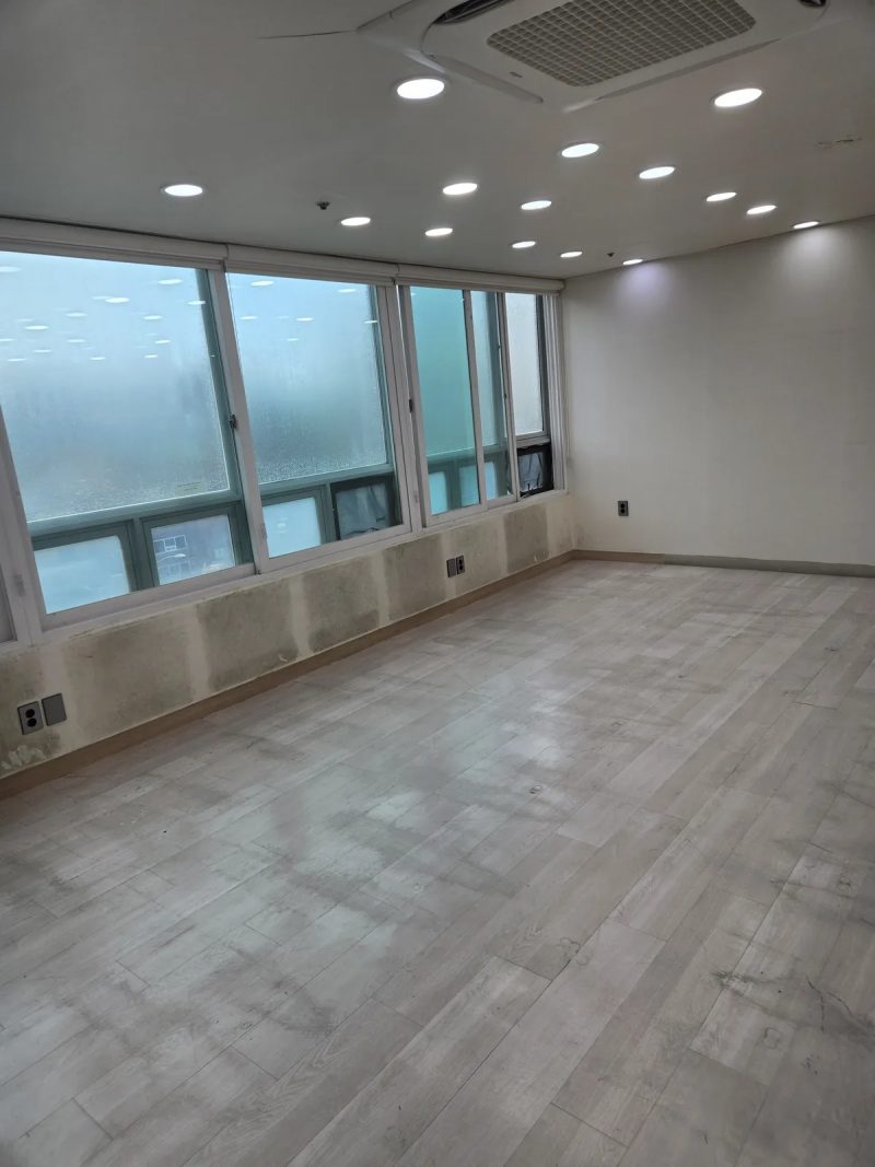 창밖 도심이 보이는 빈 방의 천장형 에어컨 실내기