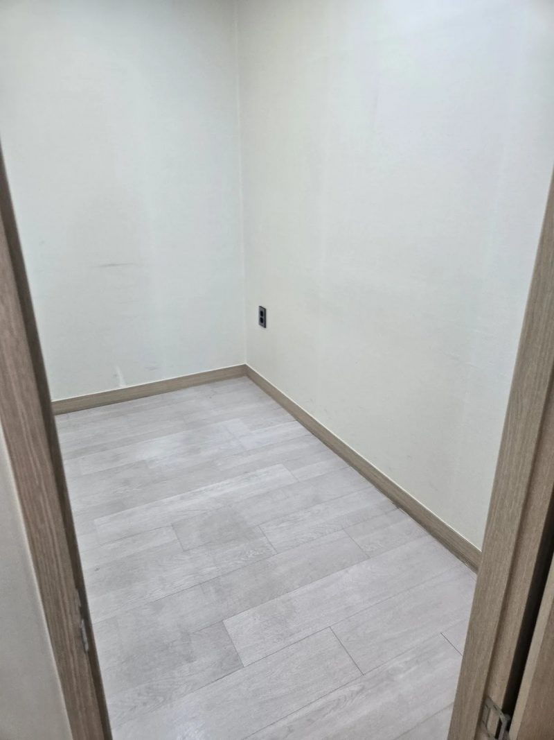 집기와 칠판이 철거되고 콘센트만 남은 좁고 텅 빈 방, 승인 완료 후 정리된 현장