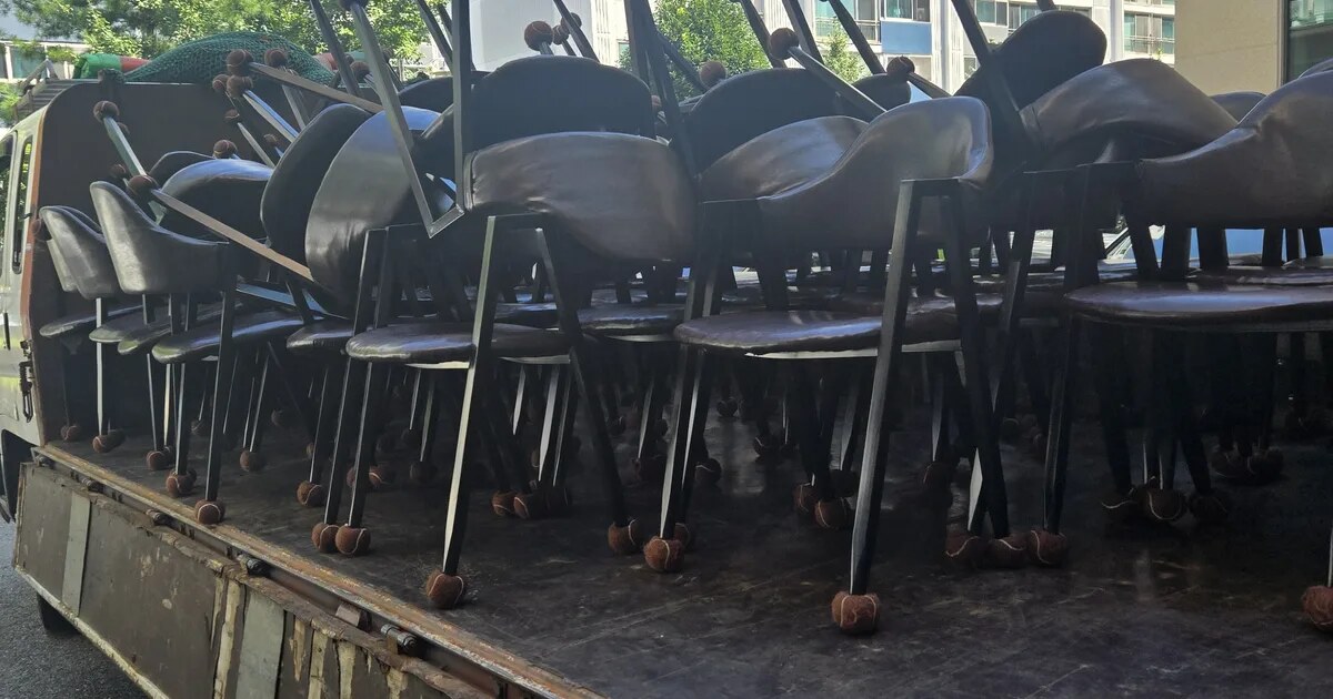 학원 집기(의자)를 화물차에 적재해 반출하는 학원철거 현장
