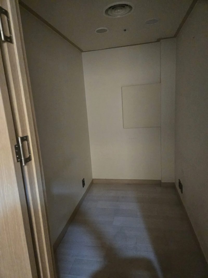 집기를 모두 반출하고 비어 있는 좁고 어두운 소형 교습소 창고 공간