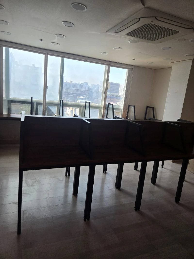 책상형 칸막이가 늘어선 강의실 천장에 시스템 에어컨 실내기가 설치된 모습