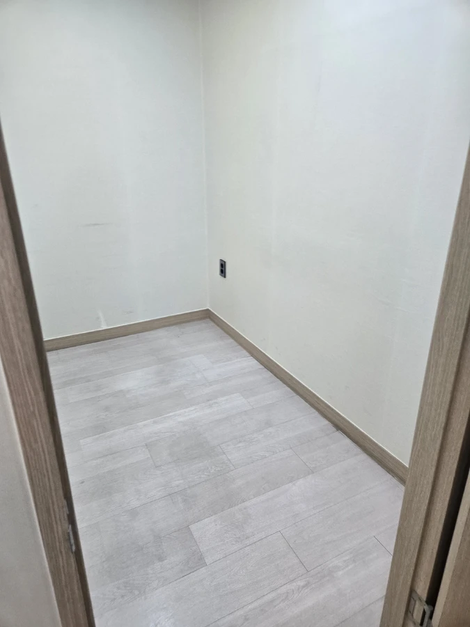 학원 강의실 철거 후 빈 공간